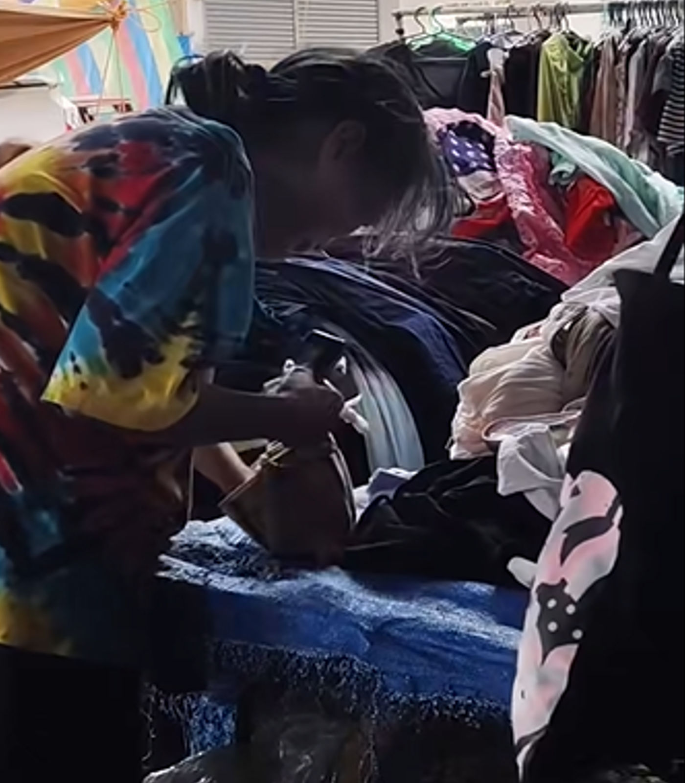 Woman breaks down after alleged pickpocketing incident at ukay-ukay in Caticlan